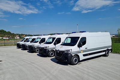 Isporučeno prvih 5 specijalnih vozila za prijevoza zatvorenika/uhićenika Ministarstvu pravosuđa i uprave