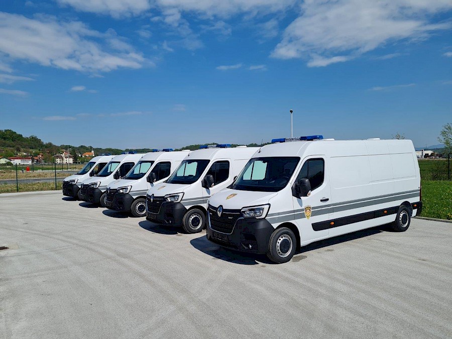 Isporučeno prvih 5 specijalnih vozila za prijevoza zatvorenika/uhićenika Ministarstvu pravosuđa i uprave